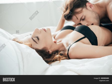 Девушки целуют в белье с