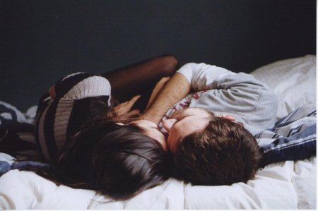 Парень и девушка обнимаются