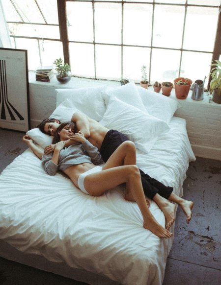 Влюбленные в кровати