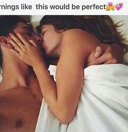 Обнимаются в кровати