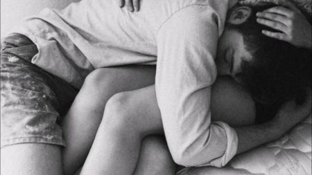 Обнимает за ноги