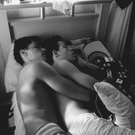 Мальчики спят в обнимку