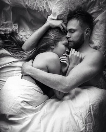 Объятия в постели