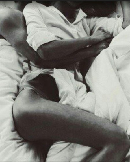 Пара в кровати