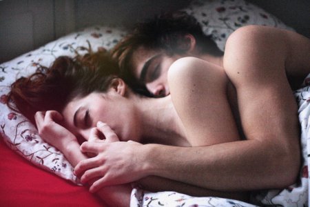 Объятия в постели