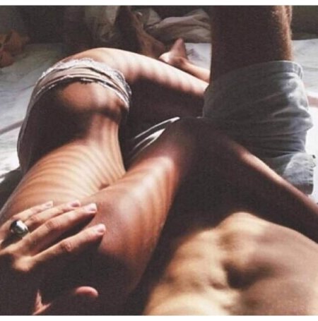 Девушка закинула ногу на парня