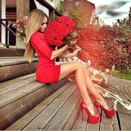 Блондинка в Красном платье