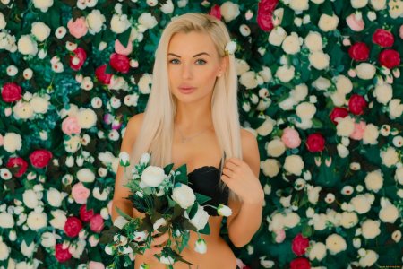 Блондинка с розами