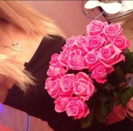 Девушка блондинка со спины с цветами