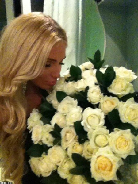 Алёна Шишкова с розами