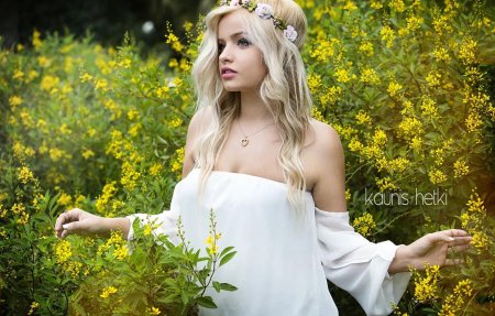 Блондинка с венком на голове