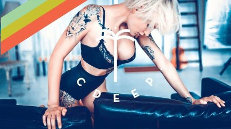 Блондинка с тату