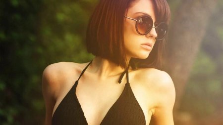 Девушка с каре