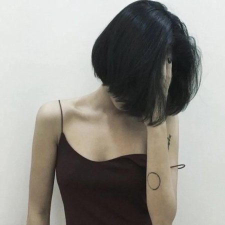 Каре брюнетка