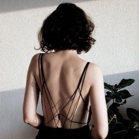 Девушка с короткими волосами со спины