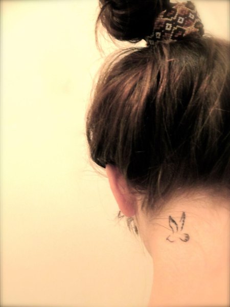 Тату на шее для девушек