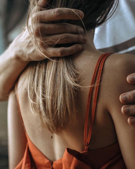 За волосы девушку