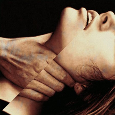 Мужчина душит женщину