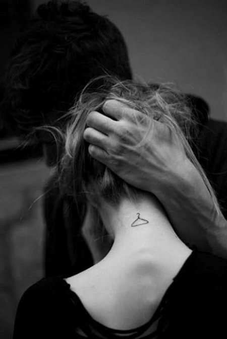 Держит за волосы