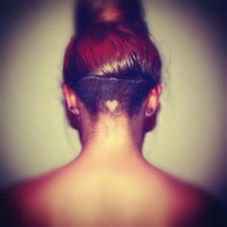 Прическа с выбритым затылком