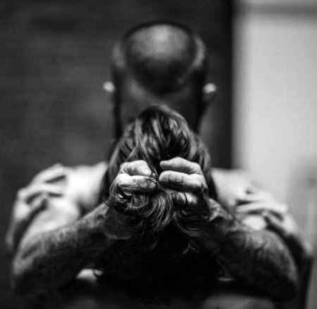 Держит за волосы