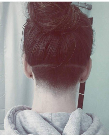 Прическа с выбритым затылком