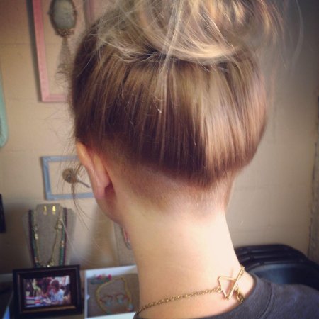 Стрижка с выбритым затылком