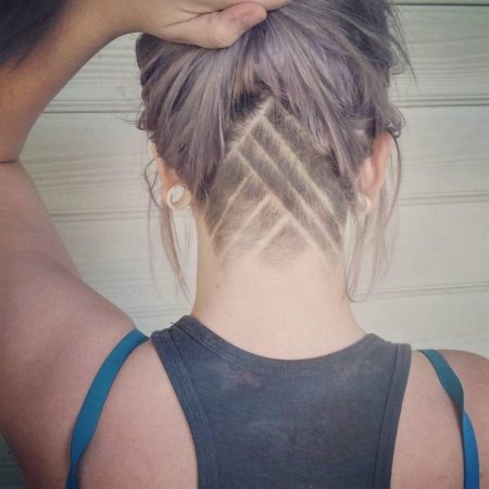 Выбритый затылок на длинные волосы