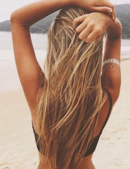 Девушка с русыми волосами со спины