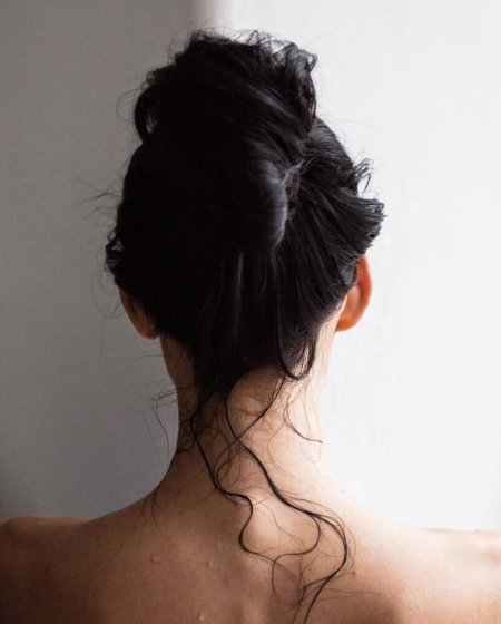 Брюнетка сзади