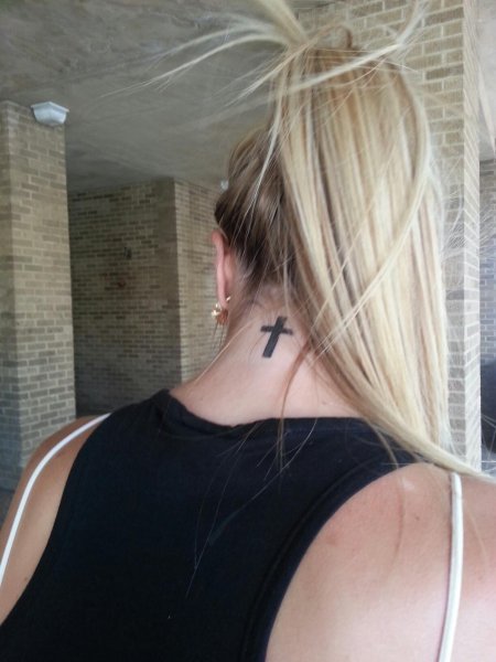 Блондинка с тату на шее