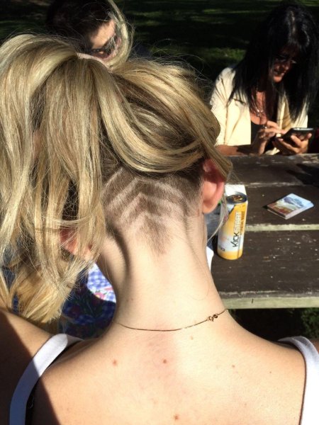 Прическа с выбритым затылком