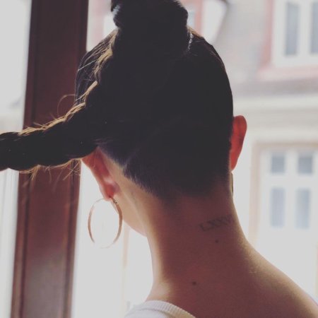 Селена Гомес затылок