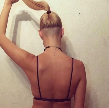 Выбритый затылок на длинные волосы