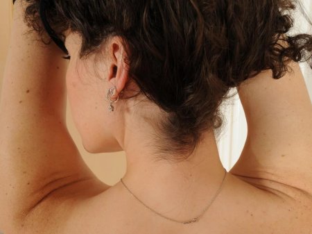 Женская шея