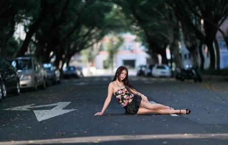 Раздетая девушка на улице