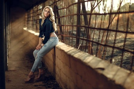 Блондинка в джинсах