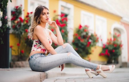 Красивые девушки позируют