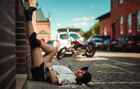 Девушка лежит на улице