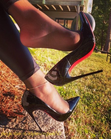 Женские ножки в туфлях на шпильке