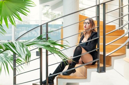 Девушка сидит на лестнице