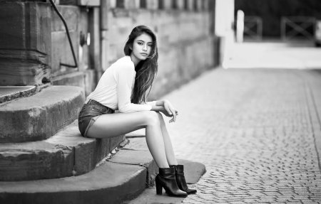 Девушка сидит