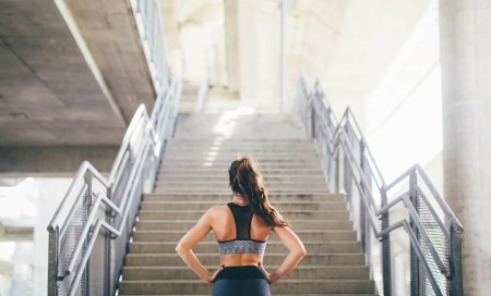 Поднимается по лестнице