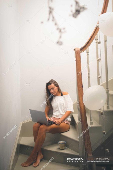 Девушка на лестнице босиком