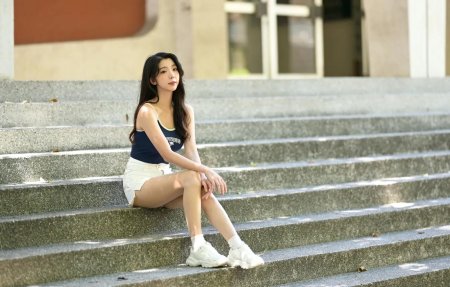 Девушка на лестнице