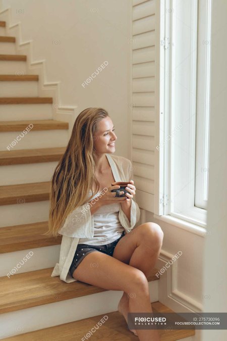 Девушка с чашкой кофе