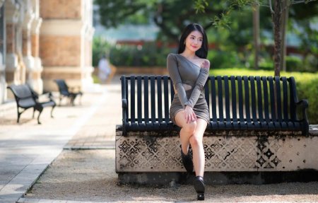 Девушка сидит на лавочке