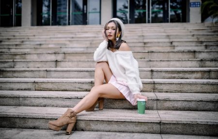 Девушка на лестнице