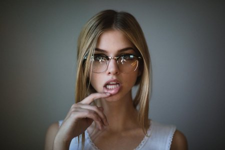 Marina laswick в очках