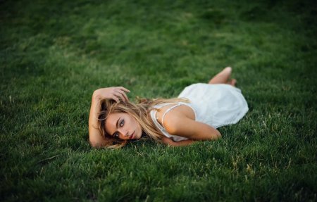 Девушка лежит